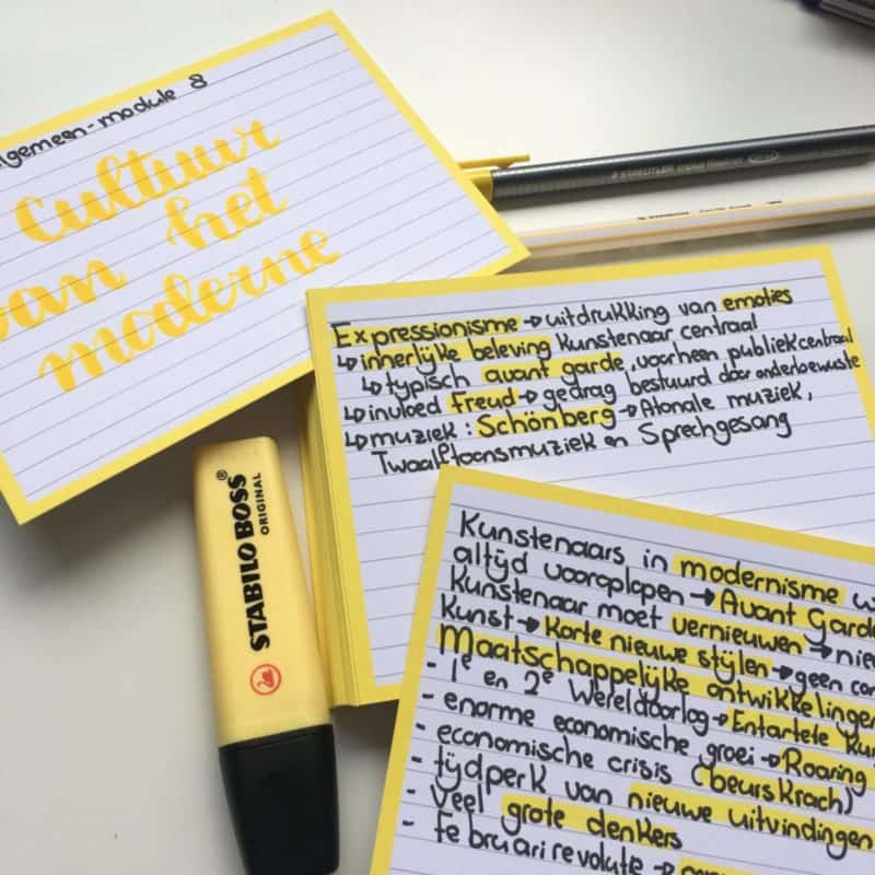 Gele A6 flashcards voor samenvattingen tijdens de les