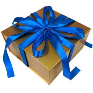 Gouden cadeaubox met blauw lint 1600