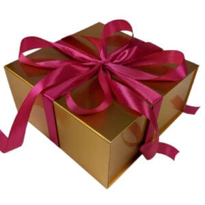 Gouden cadeaubox met roze lint